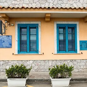 taormina-beach-house.sicilyhotelsitaly.net/